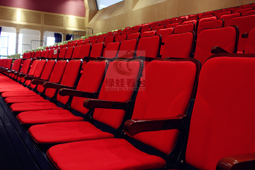 樂灣國際學校電動軟包椅伸縮看臺