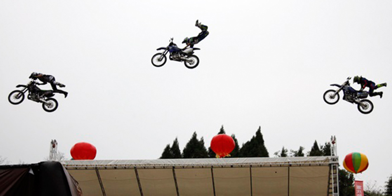 人民網、新華網、鳳凰網、四川衛視報道綠蛙看臺參與的2014全國摩托車越野錦標賽