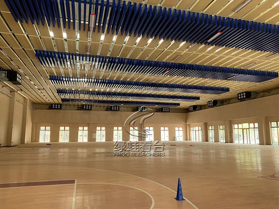 廣州斐特思公學(xué)籃球館看臺(tái)座椅