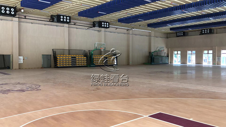 廣州斐特思公學(xué)籃球館看臺(tái)座椅