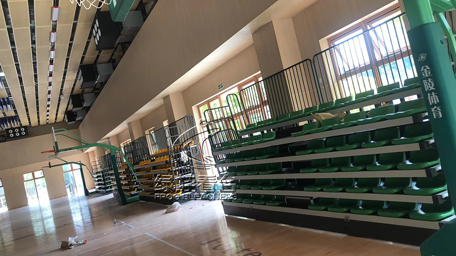 廣州斐特思公學(xué)籃球館看臺(tái)座椅