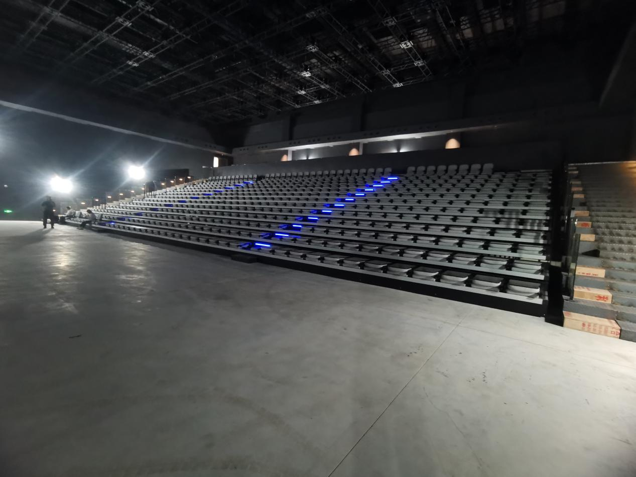 清遠(yuǎn)百嘉數(shù)字聲光產(chǎn)業(yè)園多功能展廳看臺(tái)座椅案例